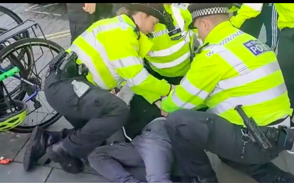 Met Police officers make an arrest in Trafalgar Square in an unrelated incident (pic Chris Hobbs Twitter)