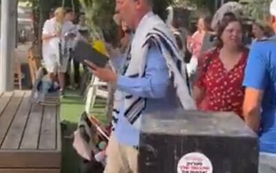 Rabbi Dee holding illegal prayer in Tel Aviv. Credit: X/Twitter