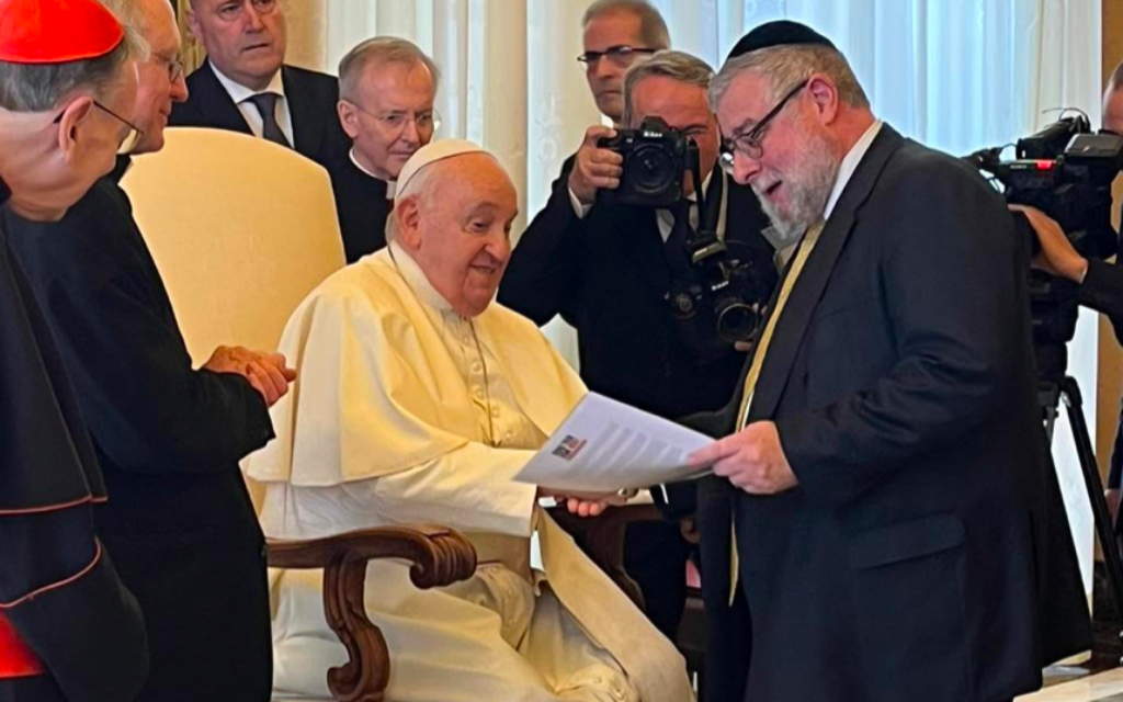 Pope Francis meets Chief Rabbi Pinchas Goldschmidt, who was among the first to  pay tribute to the pontiff
