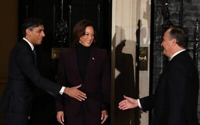UK Prime Minister Rishi Sunak (L) welcomes US Vice President Kamala Harris (C) and her husband Douglas Emhoff (R) upon their arrival at 10 Downing Street, ahead of a meeting, in London, November 1, 2023. (Daniel LEAL / AFP)
