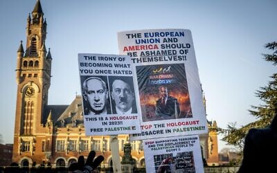 -Palestinian sympathizers during demonstrations simultaneously at the hearing at the International Court of Justice (ICJ) on a genocide complaint by South Africa against Israel. Interested parties speak out in favor of the Palestinian or Israeli cause. ANP ROBIN UTRECHT netherlands out - belgium out
