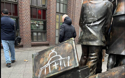 Graffiti on the Berlin 'Trains to Life – Trains to Death' memorial by Frank Meisler