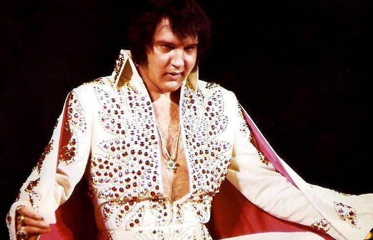 Elvis💕 on Tumblr: Elvis Presley wearing a Star of David necklace 1972 Elvis  Presley wearing a Chai necklace 1977 The book In Search of Elvis...