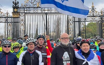 Hundreds gather to cycle in solidarity for those still being held captive in Gaza