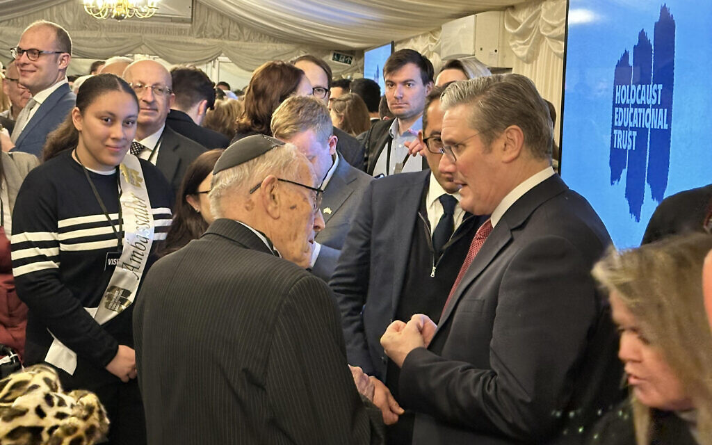 Keir Starmer talks with survivor Manfred Goldberg MBE at an earlier HET reception. Goldberg died, aged 95 on November 6