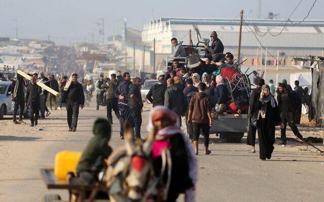 Palestinians flee from Khan Yunis to Rafah in the southern Gaza Strip. Credit: SOPA Images Limited/Alamy Live News