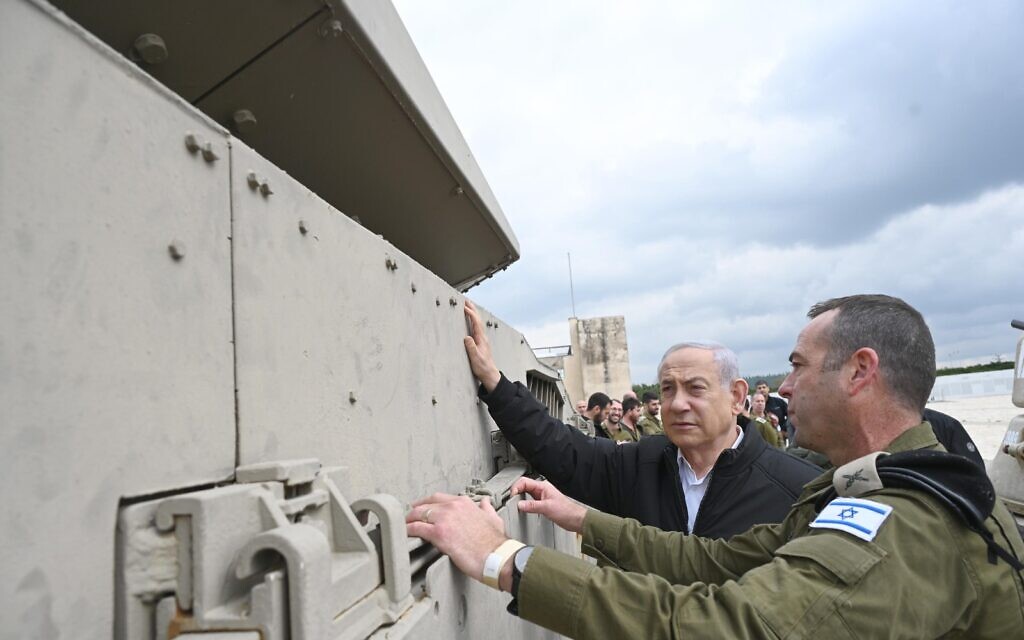 Prime Minister Benjamin Netanyahu meets with 8104th Battalion Commanders and Soldiers. Photo credit: Haim Zach (GPO)
