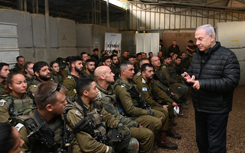 Prime Minister Benjamin Netanyahu with soldiers of the 414th Battalion, at IDF Gaza Division HQ at the Reim base.
Photo: Amos Ben-Gershom (GPO)