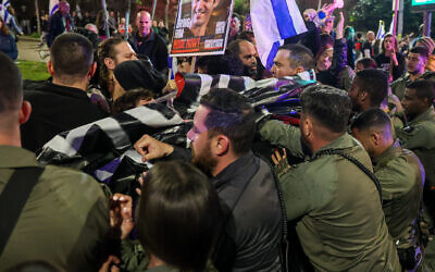 Police clash with protesters during a protest against Israeli Prime Minister Benjamin Netanyahu and the current Israeli government, in Tel Aviv, Feb. 24, 2024. (Itai Ron/Flash90) הפגנה שמאל מלחמה נגד ממשלה