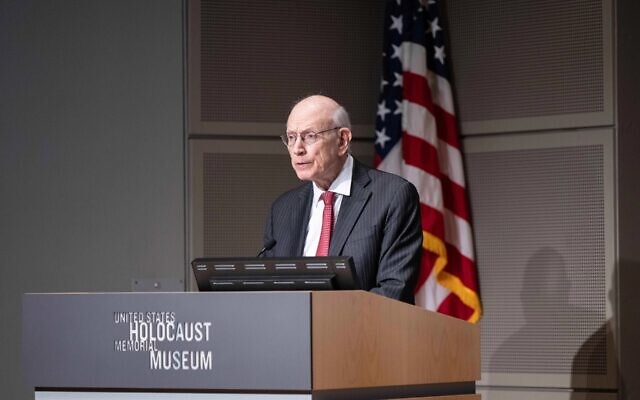 Ambassador Stuart Eizenstat, one of the architects of the 1998 Washington Principles, delivers remarks at a 25th anniversary convening. (Courtesy WJRO and Claims Conference)