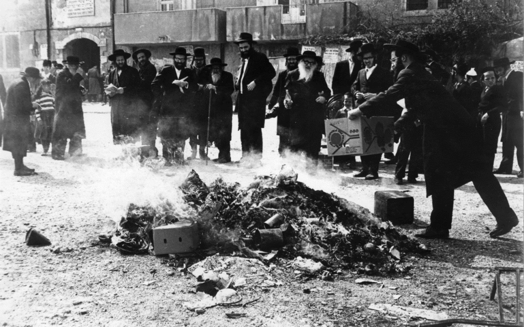 Jerusalem - Burning of chametz in the Mea She'arim neighborhood, 1983. Photo by KKL-JNF Archive. Jerusalem - Burning of chametz in the Mea She'arim neighborhood, 1983. Photo by KKL-JNF Archive.