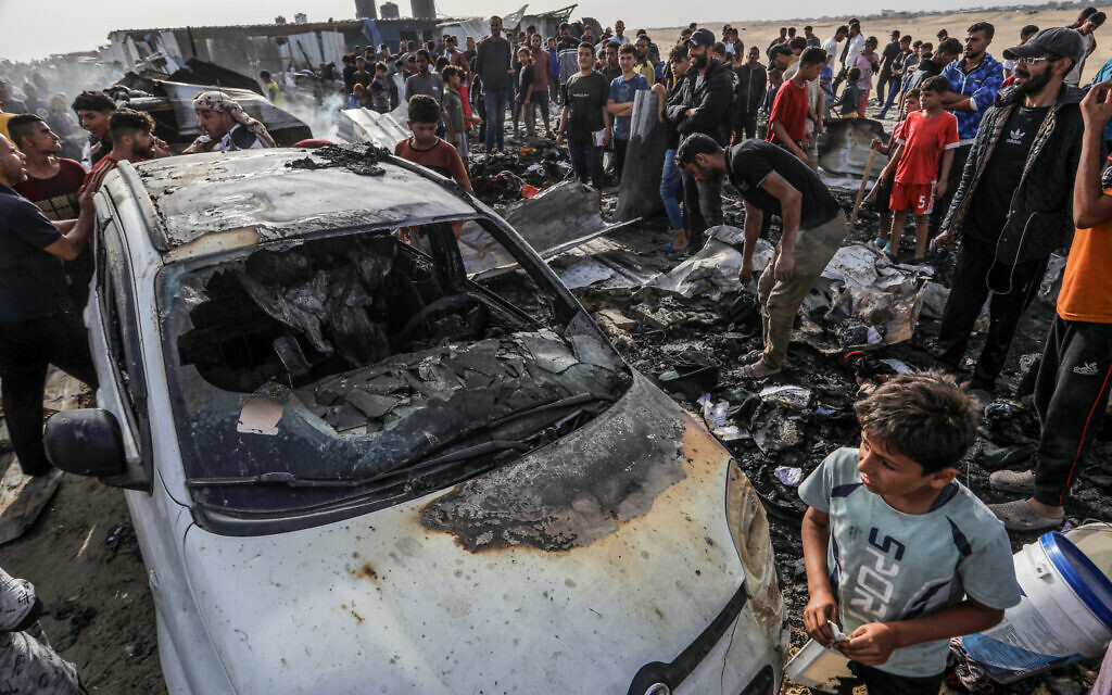 Palestinians inspect damage after an Israeli air strike,  in the Al-Mawasi area, west of the city of Rafah in the southern Gaza Strip. on May 27, 2024. Photo by Abed Rahim Khatib/Flash90 *** Local Caption *** 


הפצצה
עזה
מרכז
הרצועה
