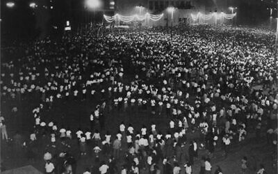 Celebrations on the night of Independence Day in Tel Aviv, 1960. 
KKL-JNF Photo Archive