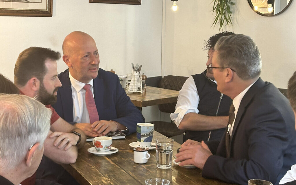 Edwin Shuker, Board of Deputies vice-president, tells Keir Starmer he is voting Labour