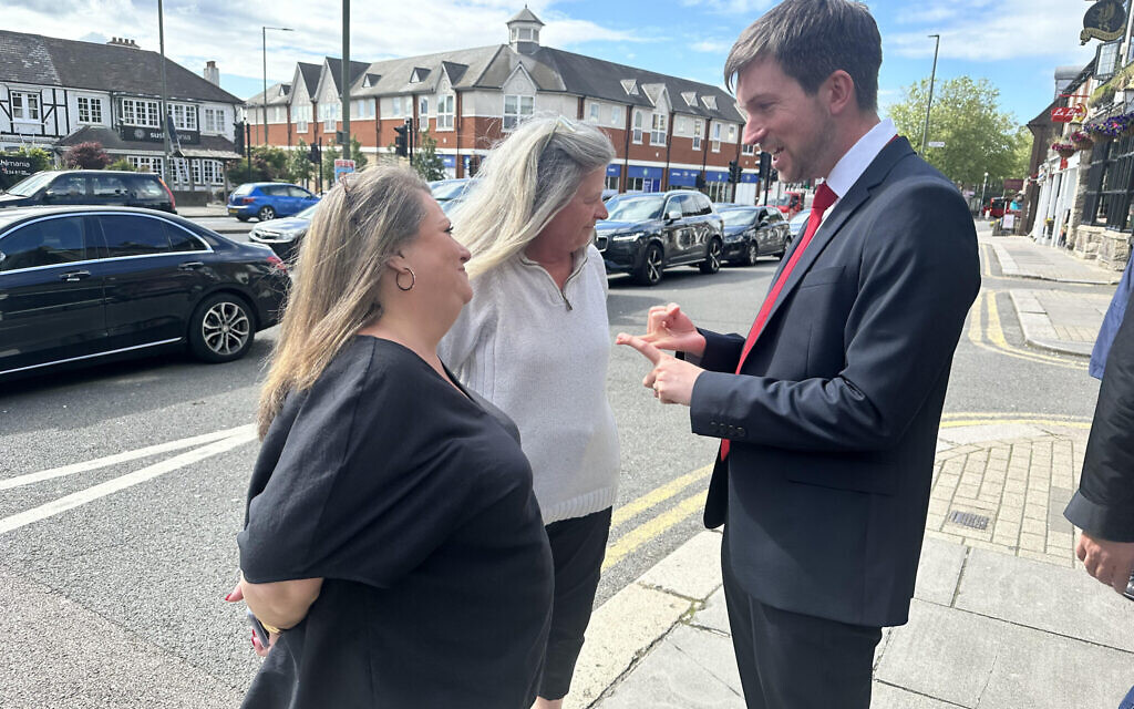 MP Dan Tomlinson meets Chipping Barnet voters