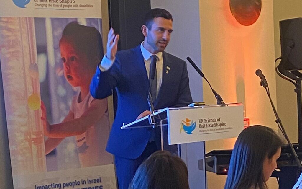 Eylon Levy addressing guests at fundraising evening for Beit Issie Shapiro. 11th June 2024. Pic: Michelle Rosenberg