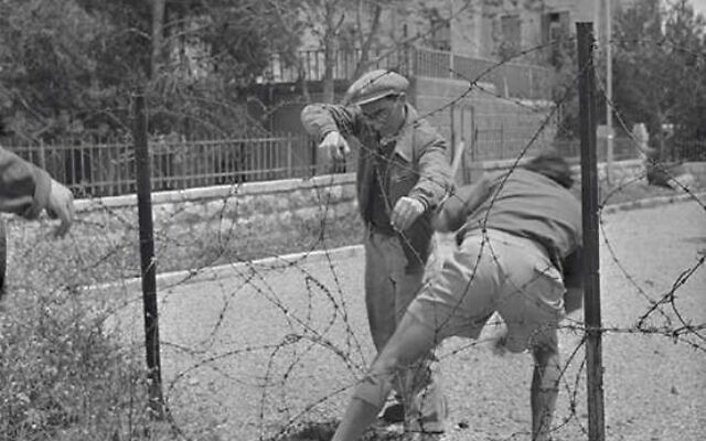 Jerusalem youth crossing the Arab barbed wire checkpoint in the Katamon neighborhood after its release. Photo by Rudolf Jonas, KKL-JNF Archive