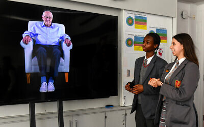 Testimony 360 at school - Students interact with Manfred's virtual testimony
Pic: PR Handout HET