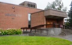 The Adath Israel Poale Zedek Anshei Ozeroff Synagogue in Hampstead, Que., was one of more than 100 Jewish institutions across Canada to receive a bomb threat by email Wednesday morning. (François Sauvé/CBC)