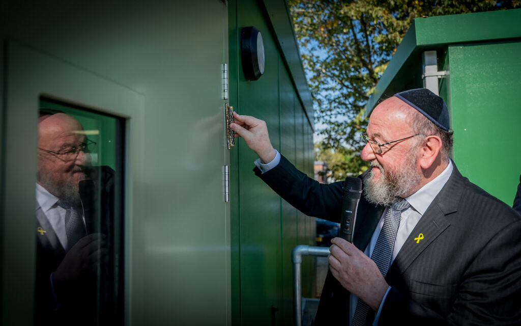 Chief-Rabbi-affixes-Mezuzah-to-new-US-Chesed-Hub. Pic: Leivi Saltman