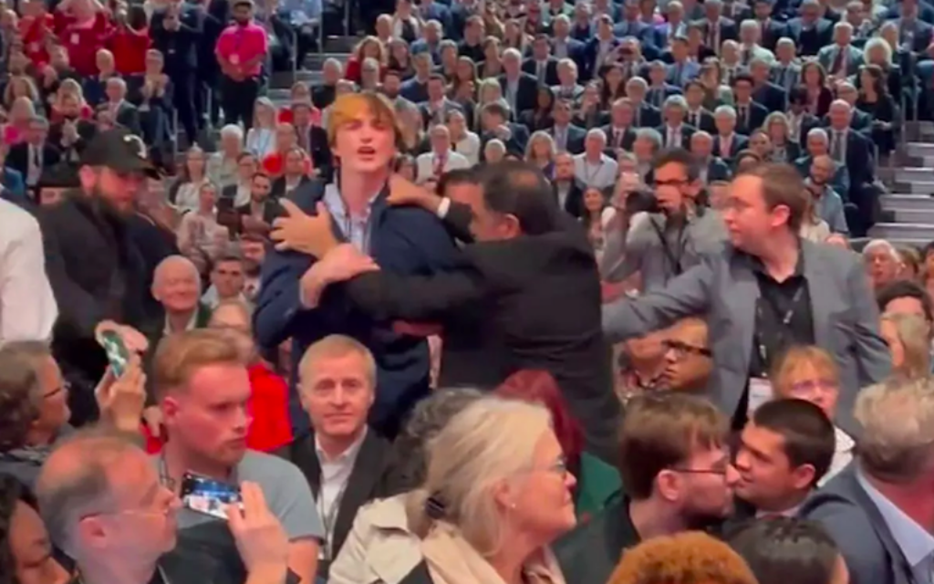 Protestor interupts Rachel Reeves speech
