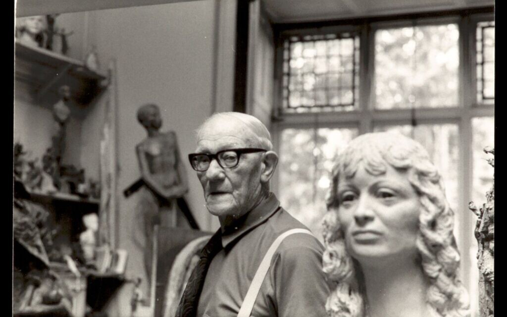 Fred Kormis in his London studio, c. 1980s. Wiener Holocaust Library Collections