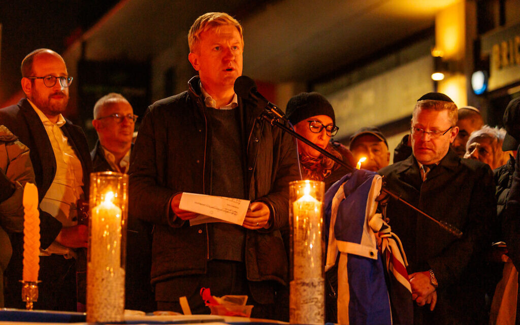 Borehamwood Shopping Park, UK. 5th October 2024. Tory MP, Oliver Dowden, joins over 500 members of the Elstree and Borehamwood community at an emotional candlelit vigil, Credit: Amanda Rose/@amandarosephoto