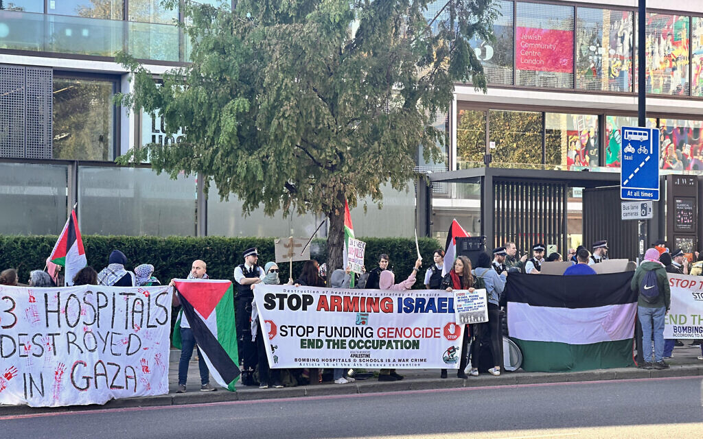Demo outside JW3 during Haaretz conference