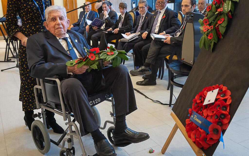 Jack Mann former SAS special forces veteran lays wreath at Jewish Care Remebrance Sunday service photo by Yakir Zur