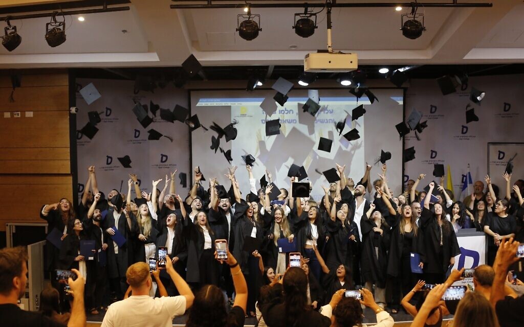 Graduates of the law faculty at Sapir College
