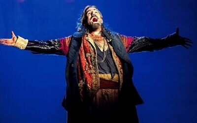 Simon Lipkin as Fagin in a kippah with his name in Hebrew