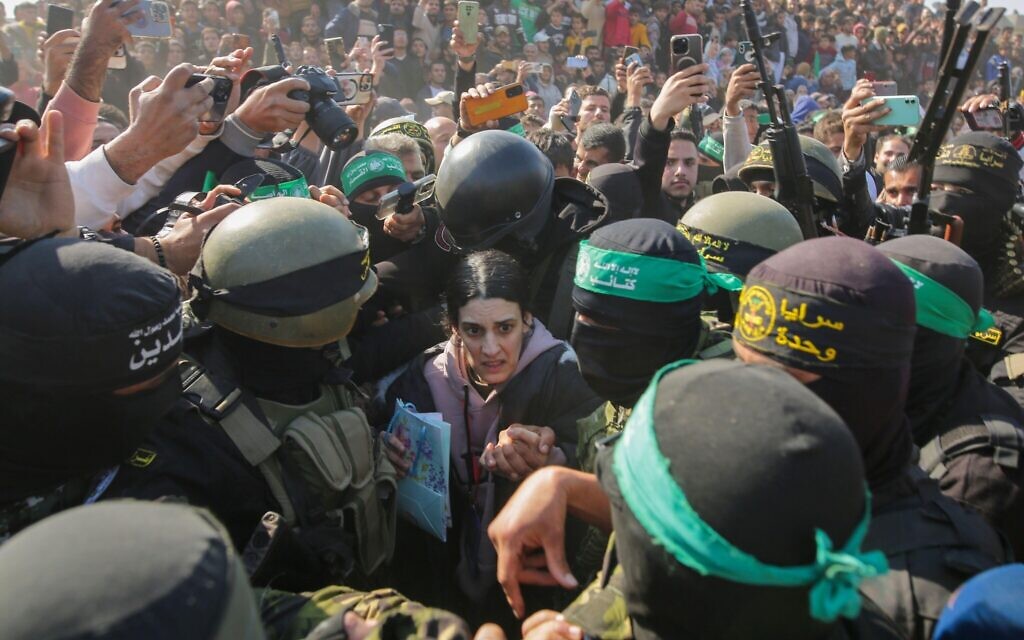 Hamas fighters surround hostage Arbel Yehud during her release in January