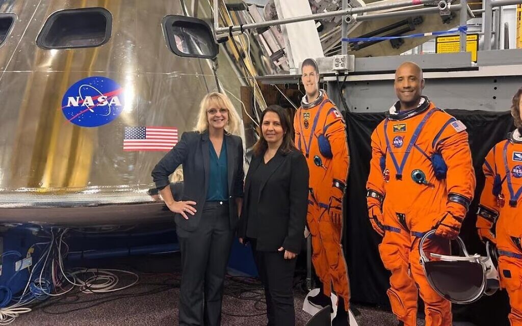 Gamliel next to a model of a spacecraft and pictures of astronauts destined to orbit the moon in the Artemis program (Photo: Ministry of Innovation, Science and Technology)
