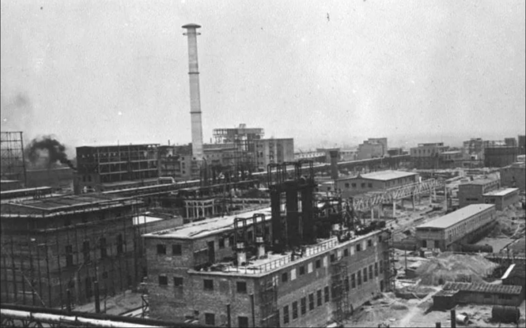 IG Farben factory in Monowitz, near Auschwitz, 1941. German Federal Archives (Bundesarchiv), Bild 146-2007-0057; photograph, o.Ang. Creative Commons Attribution ShareAlike 3.0 (Generic)