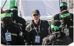 Hamas gunmen flank Israeli-American hostage Keith Siegel before handing him over to the Red Cross