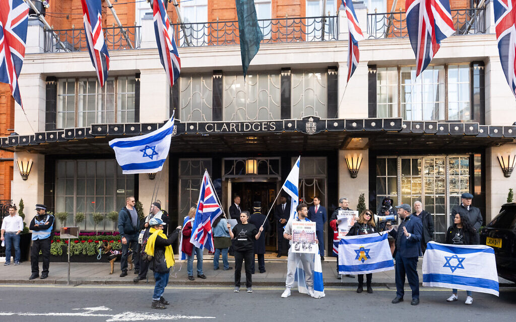 Protesters wave Israeli and Union Jack flags outside Claridge’s Hotel during a demonstration against its Qatari ownership, 30 March 2025. Photo credit: Elliott Franks