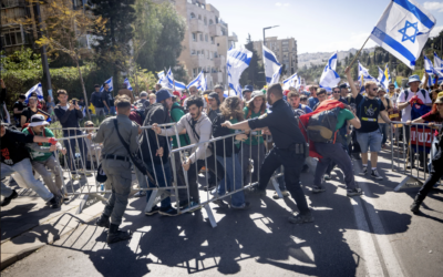 Israeli protestors clash with police. Photo credit: Chaim Goldberg / Flash 90