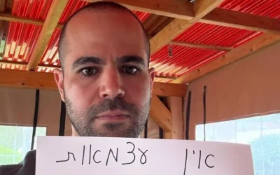 Yarden Bibas holds a sign reading that 'I have no independence' as 59 hostages are still being held in Gaza. Photo: Yarden Bibas/Instagram