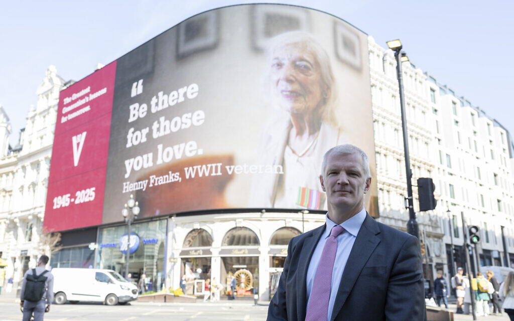 Pictured: Minister for Veterans and People, Alistair Carns OBE MC MP in front of the screens at Piccadilly Circus. Pictured: Minister for Veterans and People, Alistair Carns OBE MC MP in front of the screens at Piccadilly Circus.