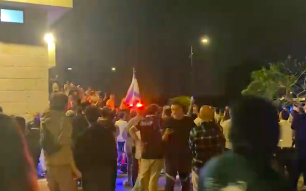 Mob storms Reform Synagogue in Ra'anana