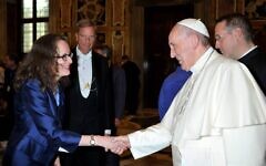 Liz Harris-Sawczenzko greets Pope Francis at the Vatican Liz Harris-Sawczenzko greets Pope Francis at the Vatican