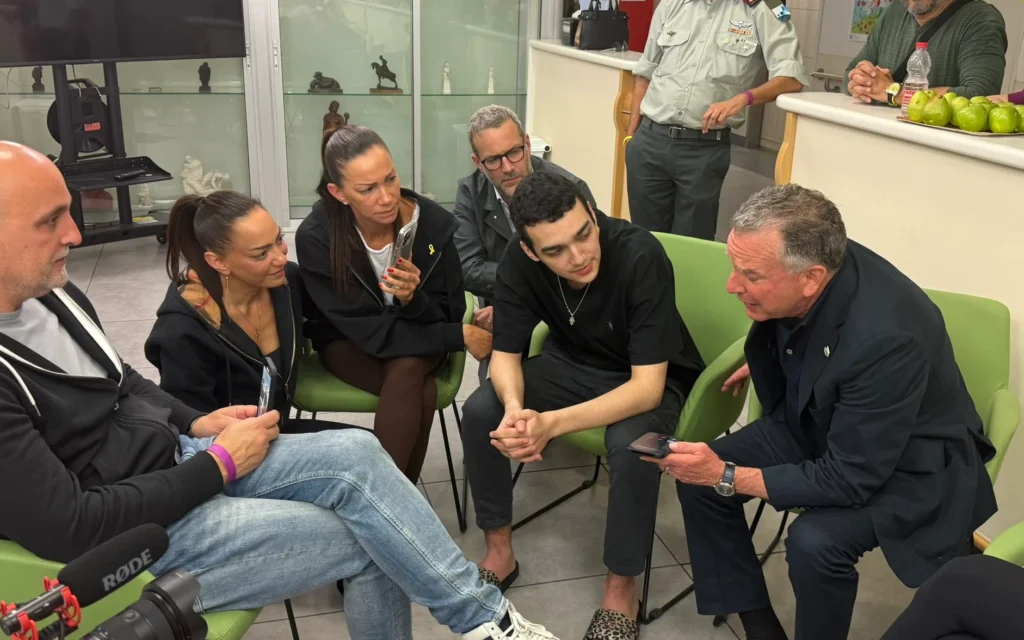 Edan Alexander speaks with Donald Trump via phone alongside his family and US envoy Steve Witkoff at Ichilov Hospital. Photo Credit:
Office of the Special Envoy to the Middle East/X