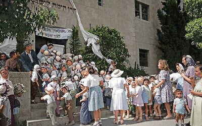 First Fruits (Bikkurim) Ceremony at KKL-JNF: Preschool children dressed in white, bringing bikkurim to KKL-JNF’s offices at the National Institutions Building in celebration of Shavuot. Jerusalem, 1946.
Colourization: Tamar Hayardeni