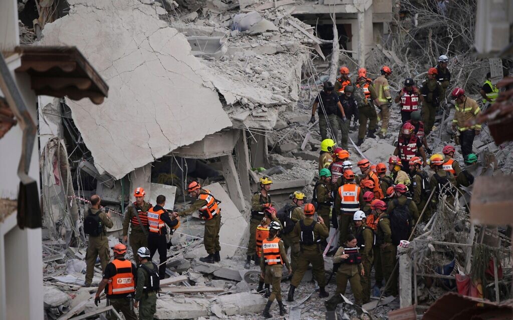 Israeli security forces inspect destroyed houses that were struck by a missile fired from Iran, in Rishon Lezion, Israel on Saturday, June 14, 2025. (AP Photo/Ohad Zwigenberg)