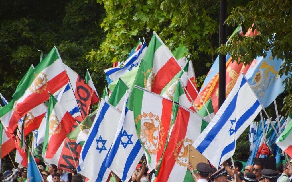 Pro-monarchy demonstrators holding pre-revolution Iranian flags and Israeli flags gather outside the Embassy of Iran in protest against the Islamic Republic and in support of Reza Pahlavi, the Crown Prince of Iran, as USA and Israel attack targets in Iran. Credit: Vuk Valcic/Alamy Live News