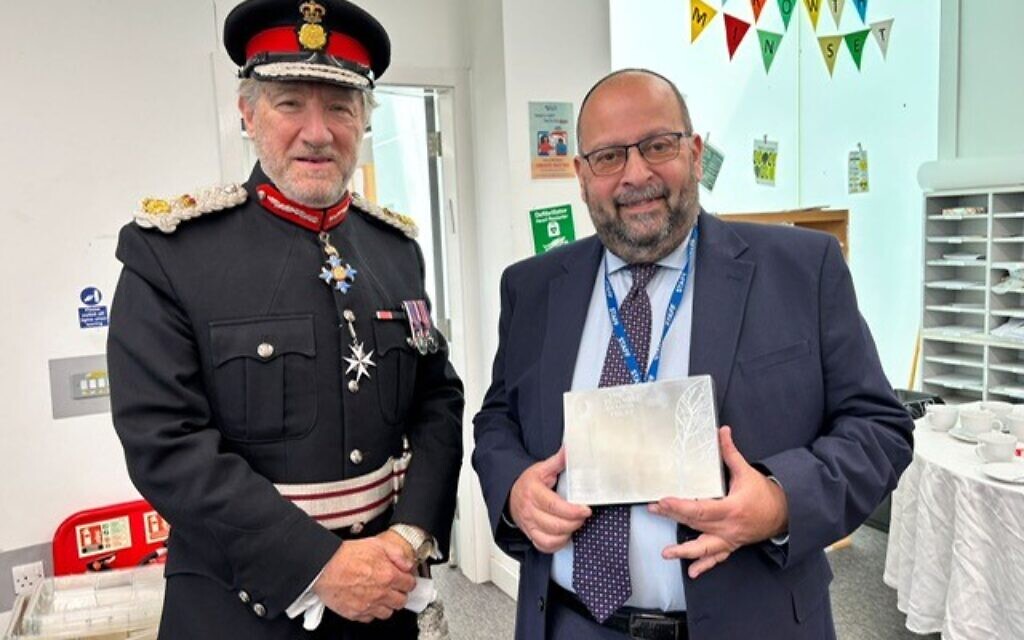Spencer Lewis receives his Silver Award from Lord-Lieutenant of Hertfordshire Robert Voss CBE. Photo Credit: Yavneh College