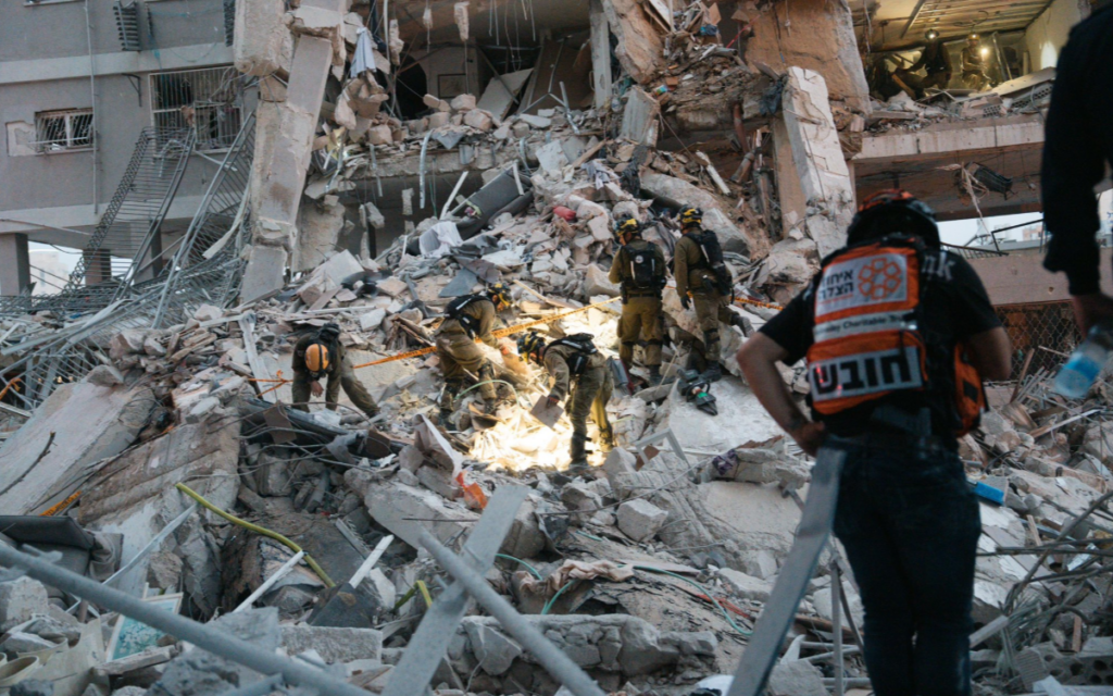 Israeli emergency responders dig through the rubble left by an Iranian Missile strike (Credit: @Israelpolice)