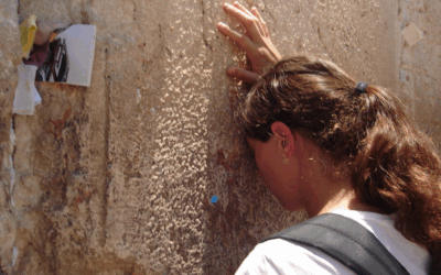Woman praying at the Western Wall, Jerusalem (Credit: Wikimedia Commons/Shoshana)