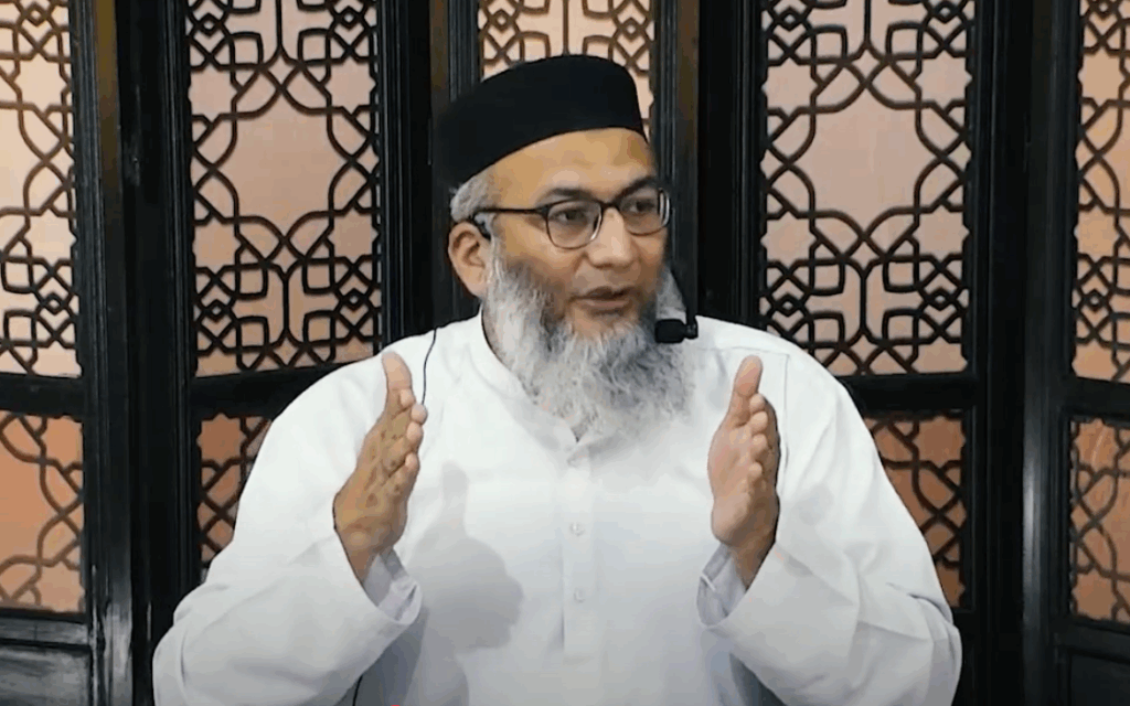 Pakistani cleric Shuja Uddin Sheikh, whose sermon accusing Jews of “killing prophets” and being “enemies of humanity” led to a £3,500 Ofcom fine for UK-based Salaam BCR. (Image: YouTube/@ShujaUddinSheikh)
