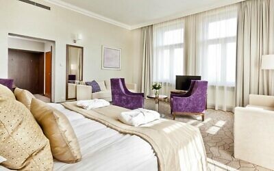 Hotel King David in Prague - a bedroom for royalty